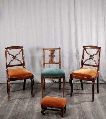trois chaises et un tabouret dans une pièce avec un rideau blanc