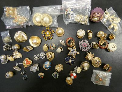 de nombreux types de broches différents posés sur la table