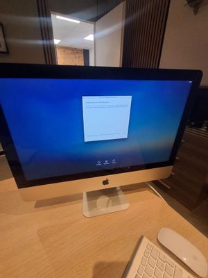 un écran d'ordinateur posé sur un bureau avec un clavier et une souris