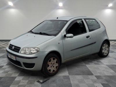 une petite voiture garée sur un sol en damier