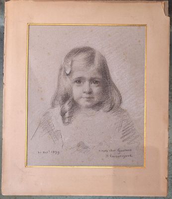 un dessin représentant une petite fille aux cheveux longs, avec un nœud sur la tête