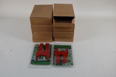 deux boîtes de jeux Nintendo Wii posées sur une table blanche