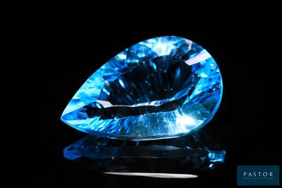 gros plan d'un diamant bleu sur une surface noire