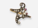 une photo d'une broche en forme d'étoile de mer en or et diamants