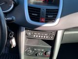 un tableau de bord de voiture avec un volant et des commandes sur le tableau de bord