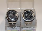 deux montres exposées dans une vitrine
