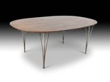 une table ovale avec des pieds en métal et un plateau en bois