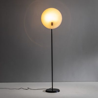 un lampadaire noir et blanc surmonté d'une boule en verre