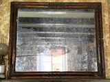 un miroir accroché au mur au-dessus d'une cheminée