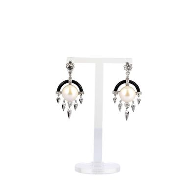 Travail contemporain Paire de boucles d'oreilles dans l'esth…