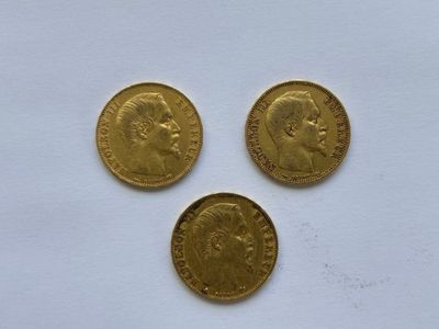 trois souverains d'or, dont l'un est orné d'une couronne et l'autre est un souverain
