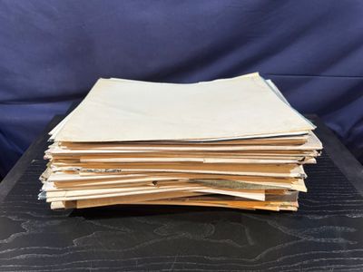 une pile de papiers posée sur une table noire