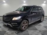La Mercedes GLE est garée sur un sol en carrelage à damier