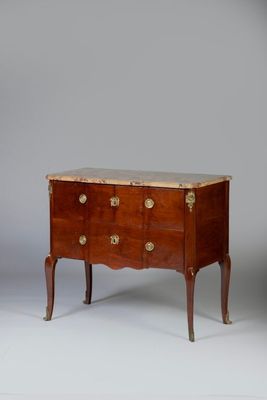 une commode ancienne avec un plateau et des pieds en marbre