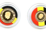 Les deux pièces se trouvent dans un étui en plastique transparent orné d'un motif rouge, jaune et noir.