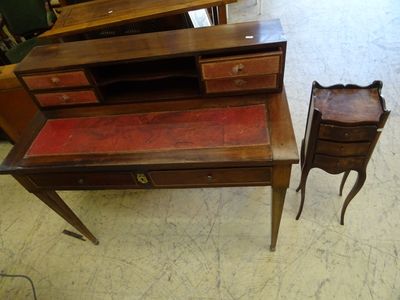 un petit bureau et une chaise dans une pièce