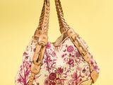 un gros plan d'un sac à main sur fond jaune