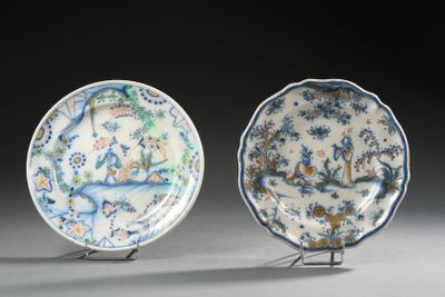 paire d'assiettes chinoises bleues et blanches ornées d'oiseaux et de fleurs