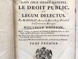 un livre ouvert avec l'image d'un oiseau dessus