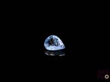 gros plan d'un diamant bleu sur une surface noire