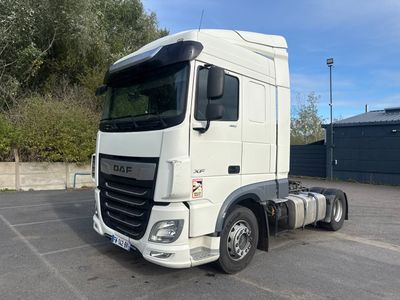 un camion blanc garé dans un parking