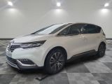 la voiture blanche est garée sur un sol en damier dans le garage