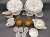 une table sur laquelle se trouvent beaucoup de plats et de tasses