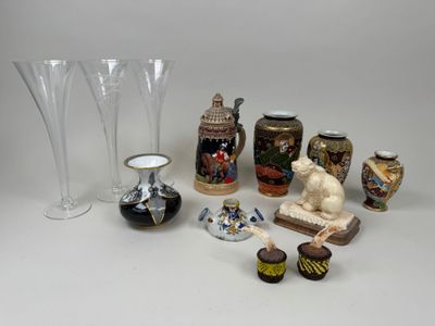 de nombreux vases de toutes sortes posés sur une table