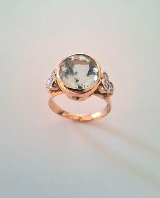 Gros plan sur une bague en or ornée d'une topaze bleue