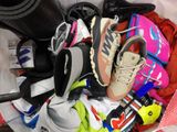 un tas de chaussures et d'autres équipements de sport dans un sac
