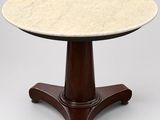 une table à plateau en marbre posée sur un piédestal avec un socle en bois