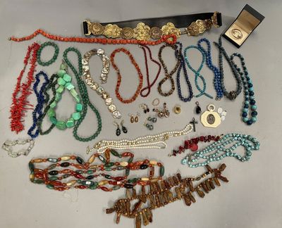 de nombreux colliers et bracelets disposés sur une table