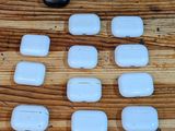 une table en bois sur laquelle se trouvent plusieurs objets blancs et noirs