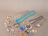 tout un tas de colliers et de bracelets différents posés sur la table