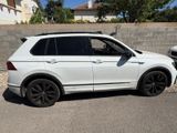 Le SUV Volkswagen blanc est garé sur le bord de la route.