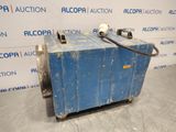 une machine bleue posée sur une table devant un mur
