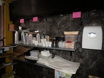lot comprenant le stock d'emballage du restaurant et de la c…
