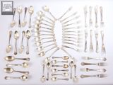 beaucoup d'argenterie sur une table blanche