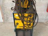 une machine qui est dans le garage, avec un tuyau