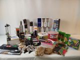 une table sur laquelle se trouvent de nombreux objets de toutes sortes