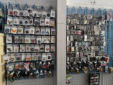 une photo d'un mur recouvert d'épingles et d'aimants dans un magasin