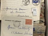 une boîte remplie de vieilles lettres et d'enveloppes posée sur la table