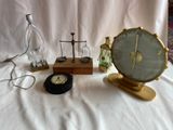 une horloge, une bouteille, une horloge et une horloge posées sur une table
