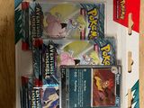 une boîte de cartes pokemon posée sur une table
