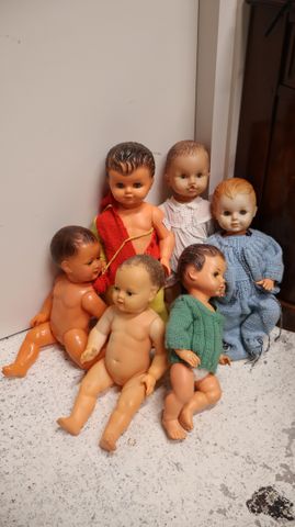 JOUET - Lot de 6 poupées plastiques ancienne. Dont une en mauvais...