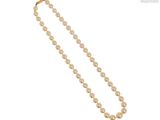 gros plan d'un collier de perles sur fond blanc