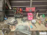 de nombreux outils sur un établi dans un garage
