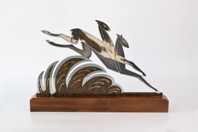 une sculpture représentant un oiseau survolant un tas de pièces de monnaie