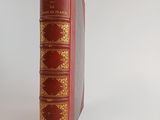 un livre rouge posé sur une surface blanche