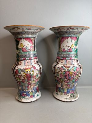 deux vases posés sur une table